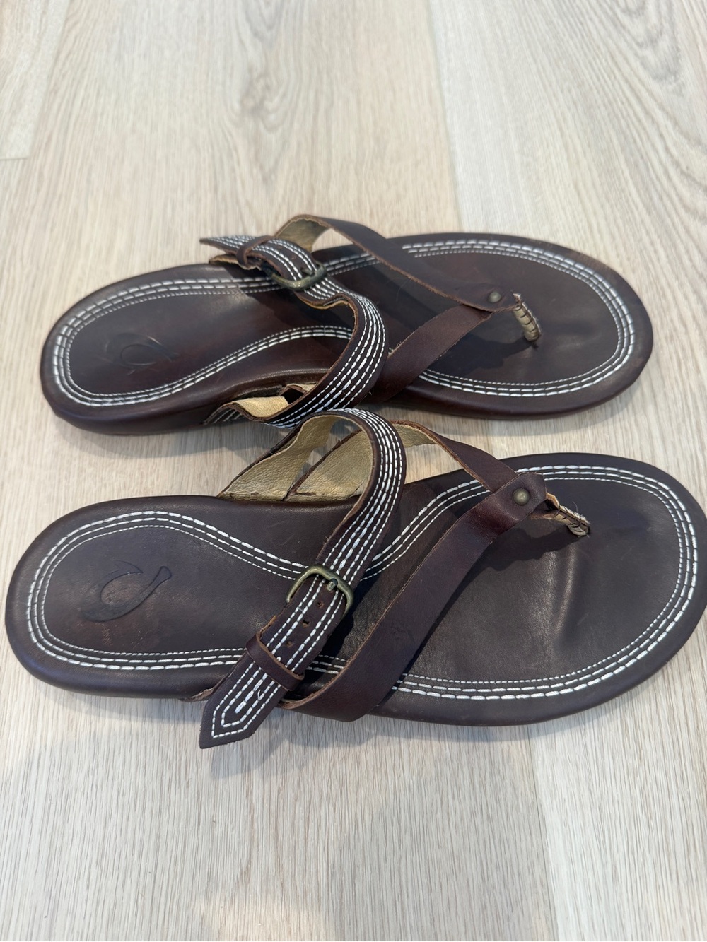 OluKai Brown Leather Thong Sandals with White Stitching Dark Java 8 - Picture 4 of 7